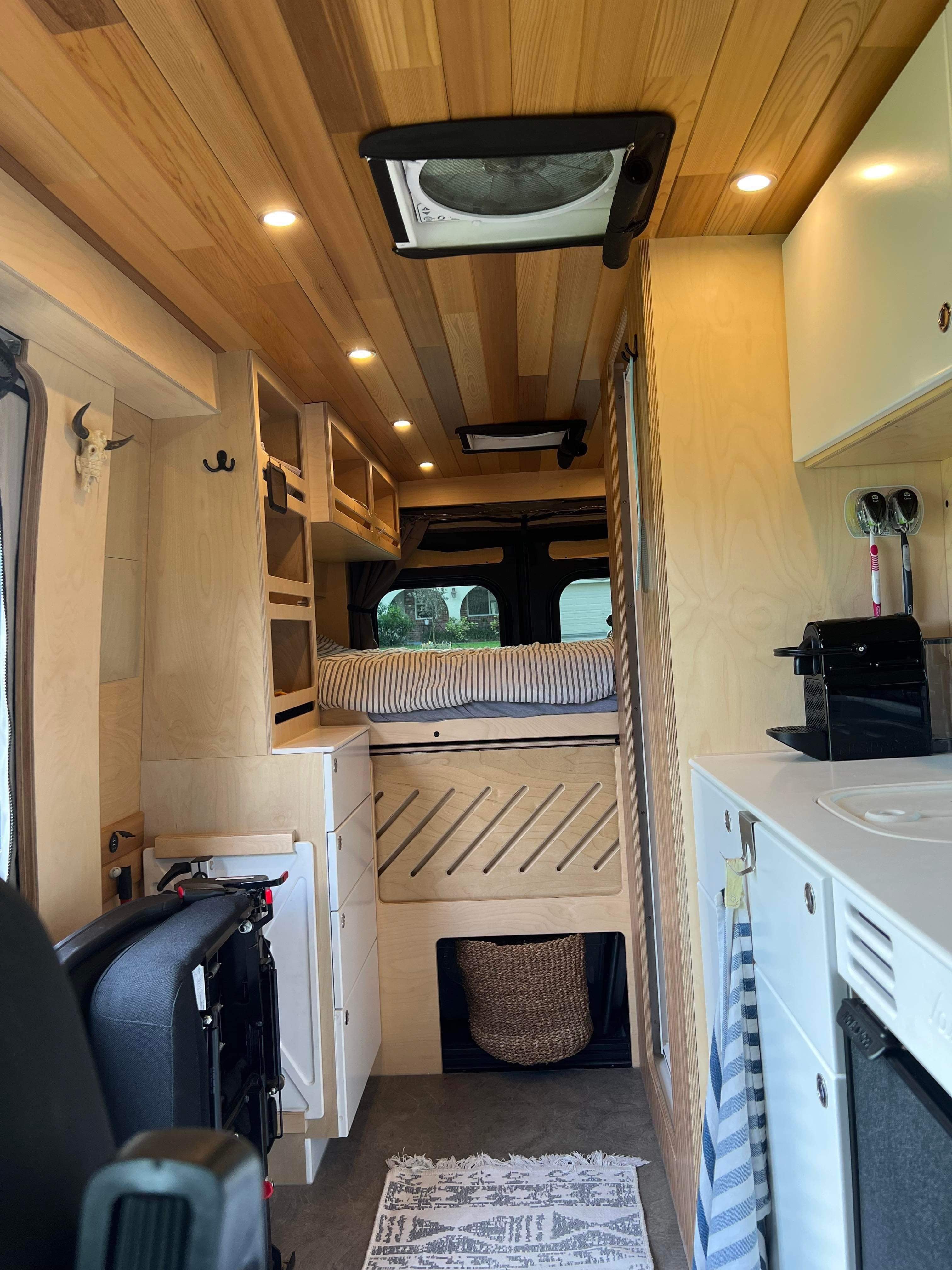 Elyha (Promaster 3500 21')